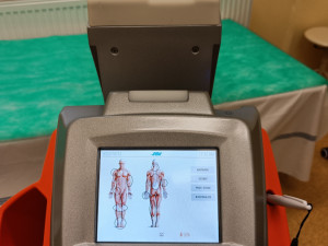 Nemocnice v Trutnově používá speciální laser. Zkracuje dobu léčby a pomáhá s covidem