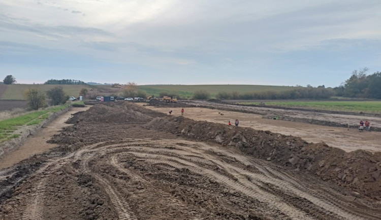 Na prvním úseku dálnice z Hradce do Jičína jsou archeologové. Stavět se začne za rok