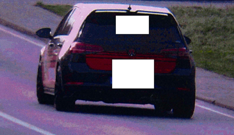 Řidič se řítil obcí rychlostí 125 kilometrů v hodině