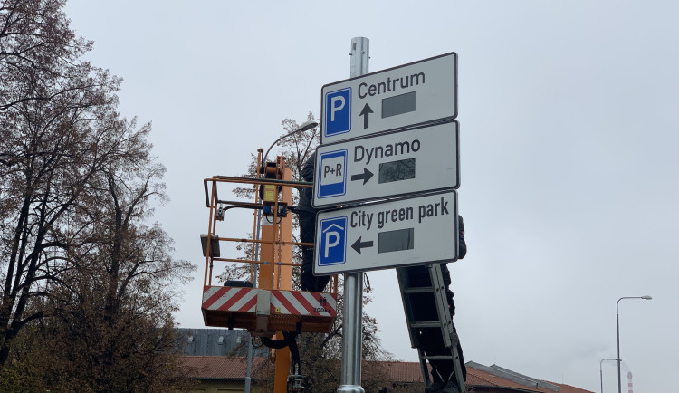 Budějce spouští zkušební provoz parkovacích značek, řidiči je zatím mají ignorovat
