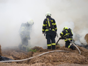 Na poli u Stěžer hořela sláma. S požárem hasiči bojovali dlouhých 12 hodin