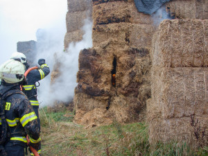 Na poli u Stěžer hořela sláma. S požárem hasiči bojovali dlouhých 12 hodin