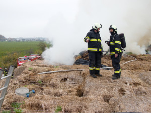 Na poli u Stěžer hořela sláma. S požárem hasiči bojovali dlouhých 12 hodin