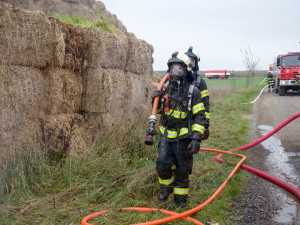Na poli u Stěžer hořela sláma. S požárem hasiči bojovali dlouhých 12 hodin