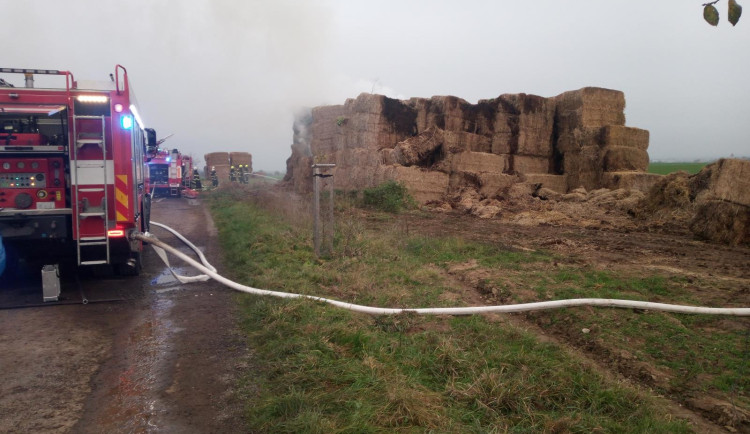 Na poli u Stěžer hořela sláma. S požárem hasiči bojovali dlouhých 12 hodin