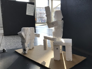 Hradecký terminál je zaplavený panáčky z lepenky nebo polystyrenu. Jde o dětské umělecké dílo