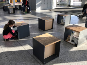 Hradecký terminál je zaplavený panáčky z lepenky nebo polystyrenu. Jde o dětské umělecké dílo