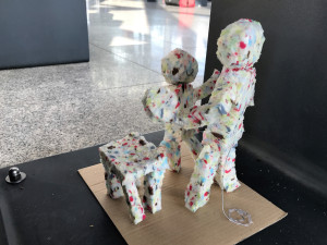 Hradecký terminál je zaplavený panáčky z lepenky nebo polystyrenu. Jde o dětské umělecké dílo