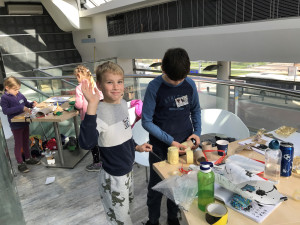 Hradecký terminál je zaplavený panáčky z lepenky nebo polystyrenu. Jde o dětské umělecké dílo