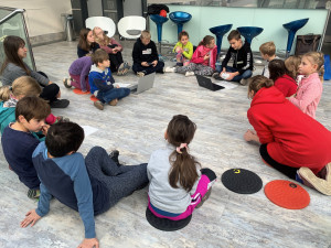 Hradecký terminál je zaplavený panáčky z lepenky nebo polystyrenu. Jde o dětské umělecké dílo