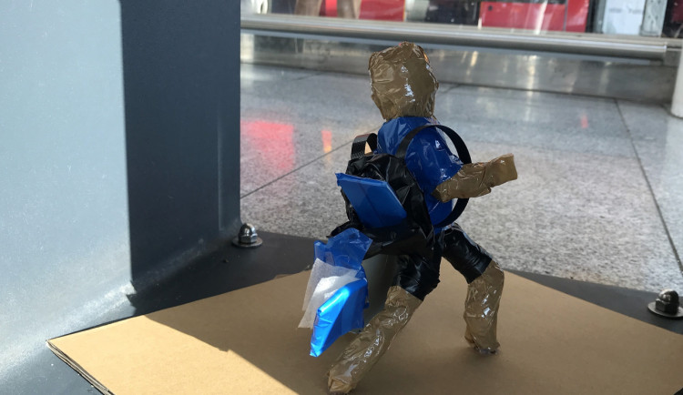 Hradecký terminál je zaplavený panáčky z lepenky nebo polystyrenu. Jde o dětské umělecké dílo