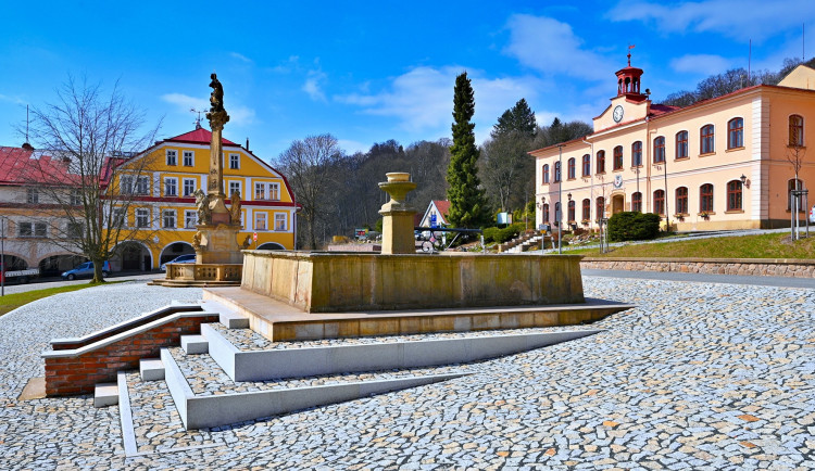 Cenu za architekturu v Krkonoších mají hotel, náměstí v Žacléři, zvonice a lávka