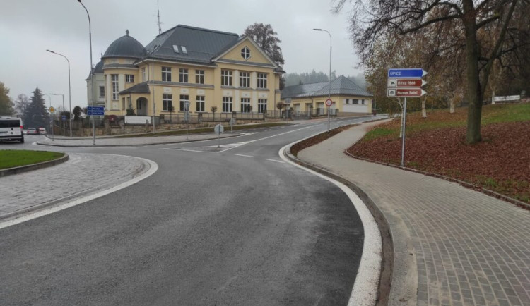 V Trutnově odpadly nervy, otevřel se nový kruhový objezd na Pražské