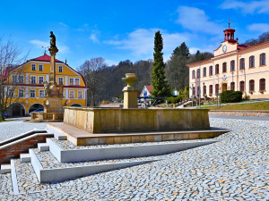 Cenu za architekturu v Krkonoších mají hotel, náměstí v Žacléři, zvonice a lávka