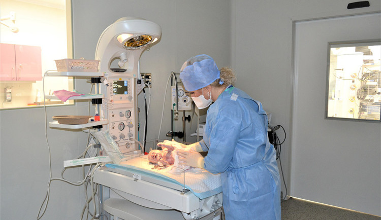 Trutnovská nemocnice nechala proškolit své zdravotnice. Umí profesionálně resuscitovat novorozence