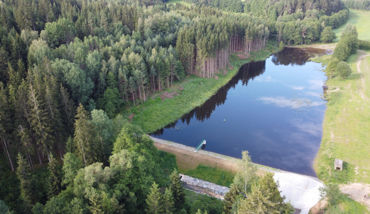 Před lety ji zničila povodeň. Obnovená nádrž na Českokrumlovsku nyní opět funguje