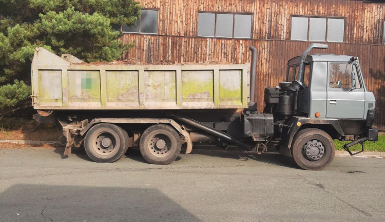 Řidič kamionu odmítl kontrolní vážení. Na místě dostal pokutu za sto tisíc korun