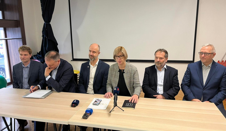 Hradecká pětikoalice se na tiskovce pohádala. Ne všichni souhlasí s novou smlouvou