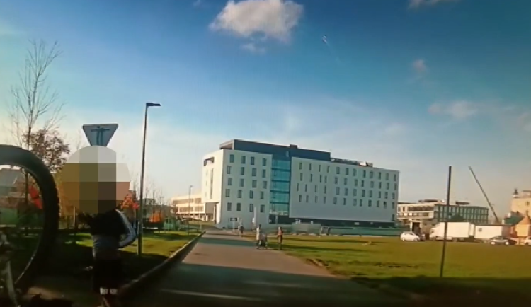 VIDEO: Policie v centru Hradce Králové dopadla uprchlého vězně