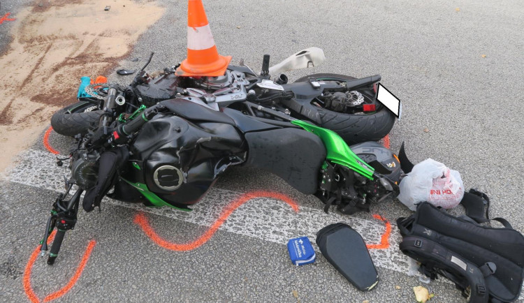 Žena ignorovala plnou čáru. Naboural do ní motorkář, který se několik týdnů léčí