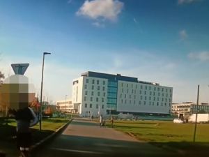VIDEO: Policie v centru Hradce Králové dopadla uprchlého vězně