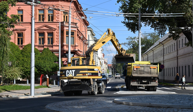 Křižovatka Fortna v centru Hradce Králové se řidičům otevře v týdnu před Vánoci