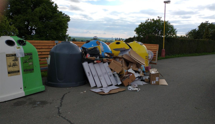 Hořice bojují s odpadem kolem popelnic. Pokud je plno, jeďte do sběrného dvora, apeluje město