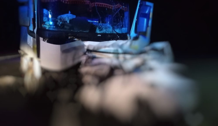 Tragicky skončila noční srážka kamionu s osobním autem na Hradecku