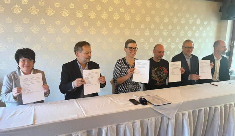 Sedm týdnů po volbách se podařilo podepsat koaliční smlouvu. Vítězné ANO skončilo v opozici