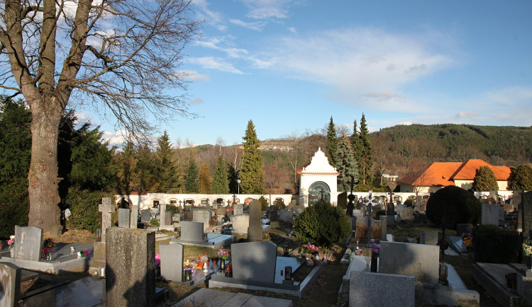 Žena se ztratila na hřbitově. Na pomoc jí přijeli strážníci