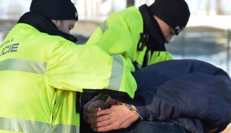 Muž v Brně kopal a mlátil do mladé vozíčkářky