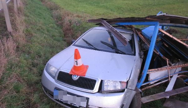 Řidič nezvládl jízdu na mokré silnici. Vzal plot, zastávku i příkop