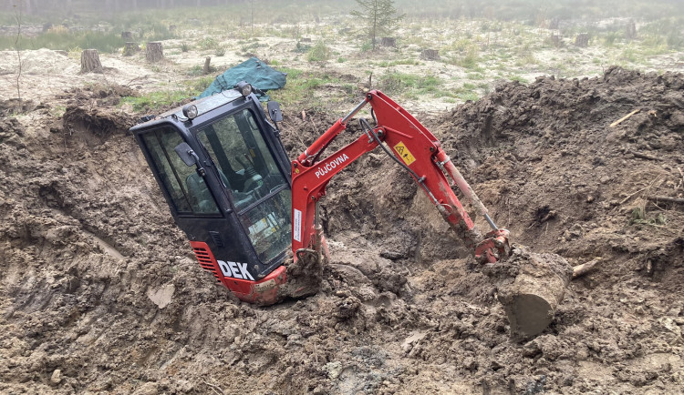 Kopáč vltavínů si pronajal bagr, utopil ho ale v blátě