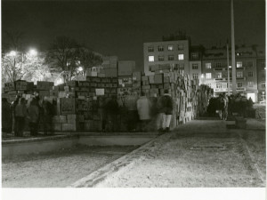 V Hradci Králové se revoluce naplno rozjela až o tři dny později. Komunismus se vytlačoval postupně