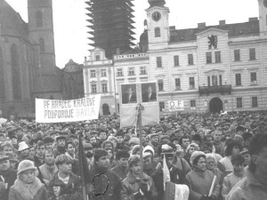 V Hradci Králové se revoluce naplno rozjela až o tři dny později. Komunismus se vytlačoval postupně