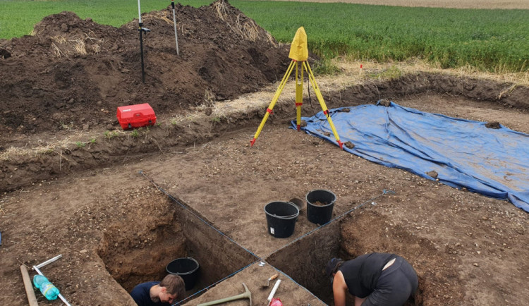 Archeologové v trase D35 mezi Sadovou a Hořicemi našli hroby únětické kultury