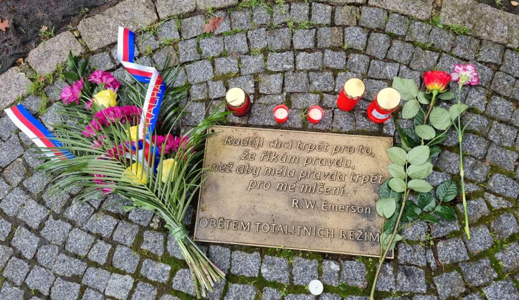 Jihočeská města si připomínají Den boje za svobodu a demokracii. Černou věž zdobí vlajka