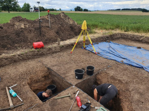 Archeologové v trase D35 mezi Sadovou a Hořicemi našli hroby únětické kultury
