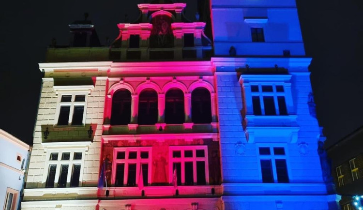 I náchodská radnice se na trojkové výročí svobody a demokracie zahalila do národních barev