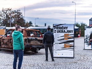 Součástí výstavy Příběhy z Ukrajiny v Hradci Králové jsou vraky aut z války