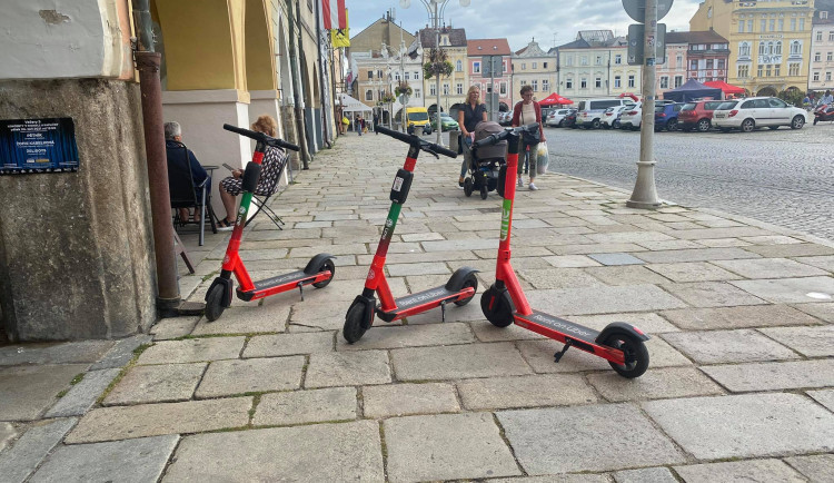 Tři muži jeli v noci na jedné elektrické koloběžce. Všimli si jich strážníci
