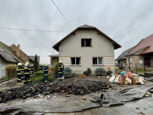zásah hasičů při požáru rodinného domu v Jestřebí