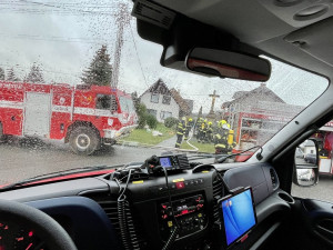 zásah hasičů při požáru rodinného domu v Jestřebí