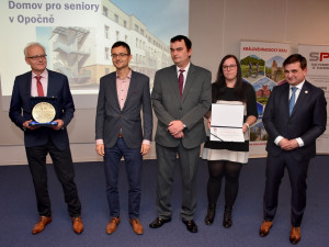 Stavba roku Domov pro seniory převzal zhovotvitel Pavel Valc