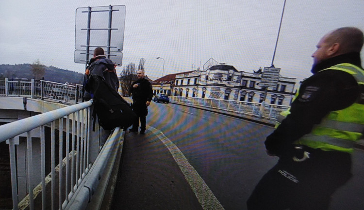 Strážníci zachránili muže, který chtěl skočit z mostu