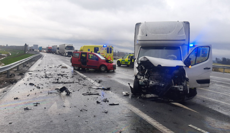 Na obchvatu Chýnova došlo k vážné nehodě, zraněné řidiče si převzali zdravotníci