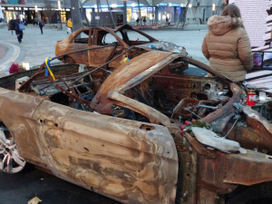 Místní v Hradci Králové poničili a rozkradli výstavu Příběhy z Ukrajiny. Vraky posprejovali