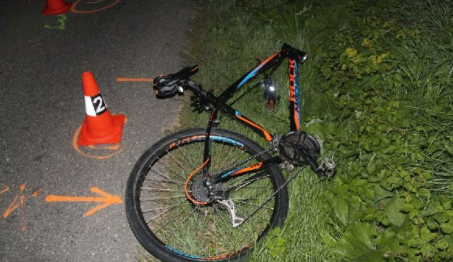Cyklista nepřežil noční vyjížďku, jeho bezvládné tělo našel náhodný kolemjdoucí