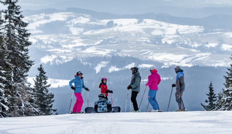 V Krkonoších se dnes poprvé lyžovalo v nové zimní sezoně