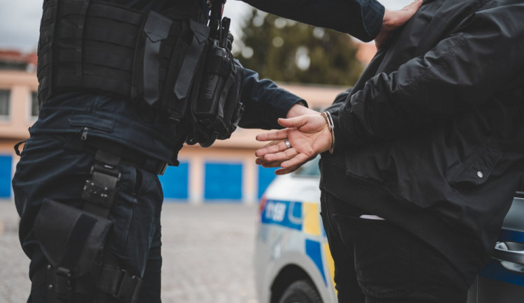 Cizinec masturboval u školy. Dvě dívky ho natočily a video předaly policii